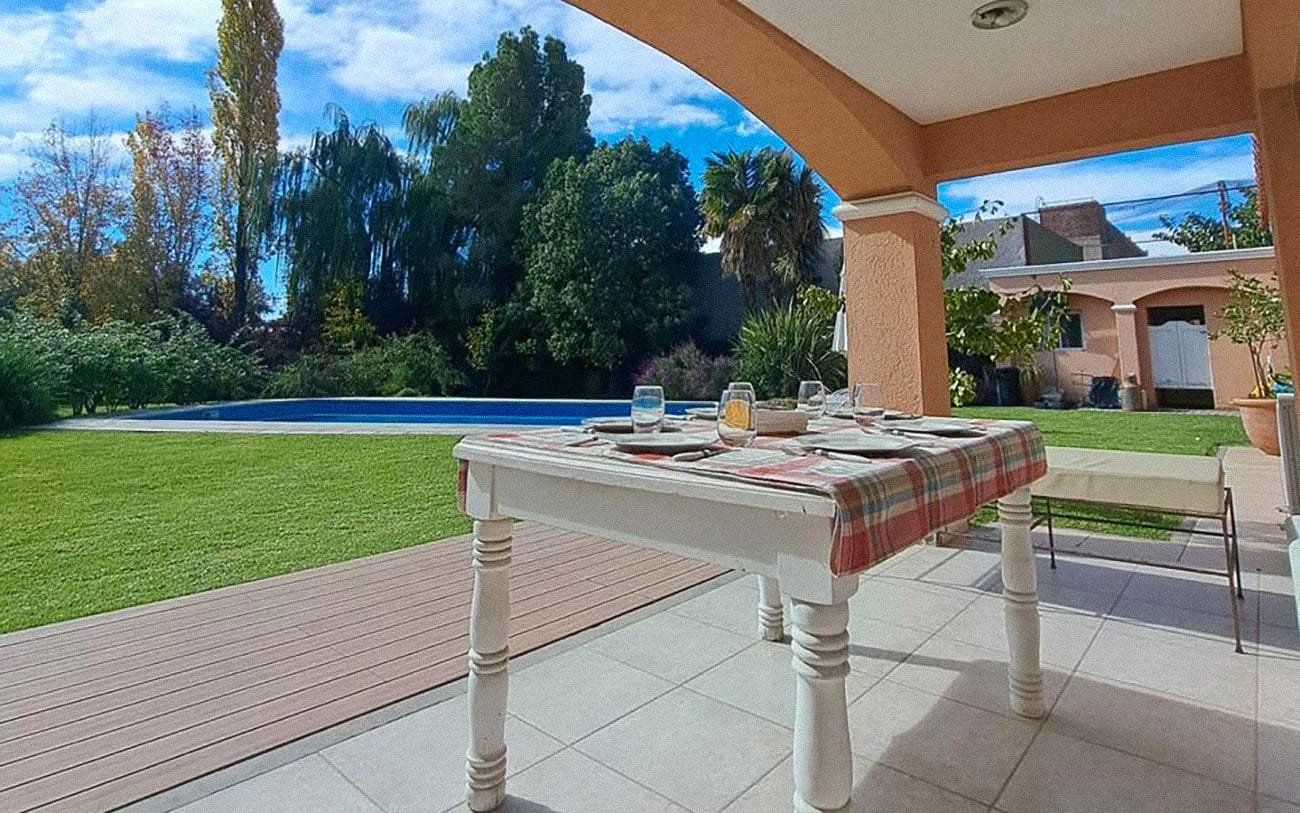 Galería exterior de la residencia Pewen con vista al jardín y la piscina