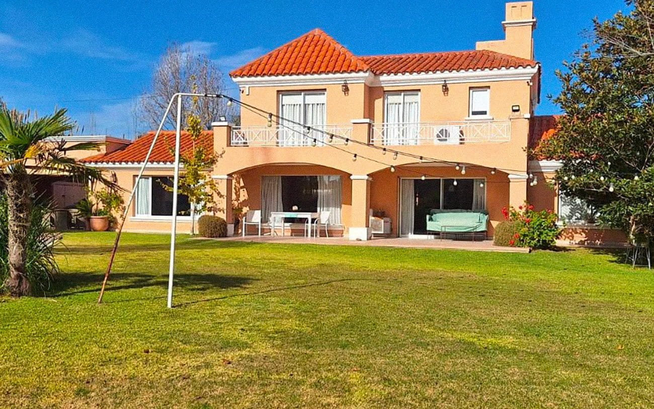 Exterior de la residencia Pewen con amplio jardín