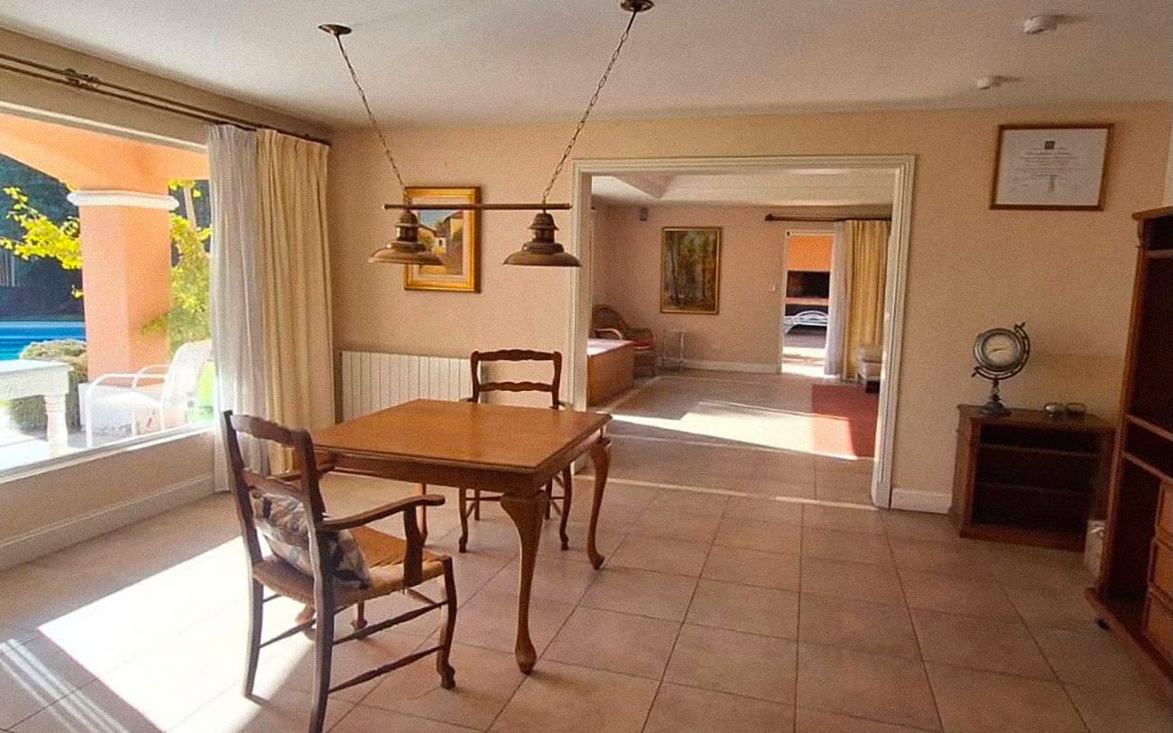Comedor de la residencia Pewen con vista al jardín