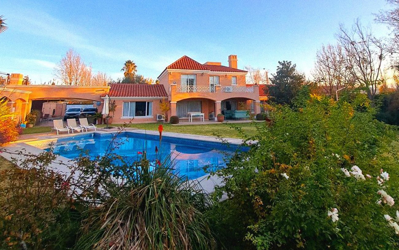 Residencia Pewen vista desde el jardín y la piscina