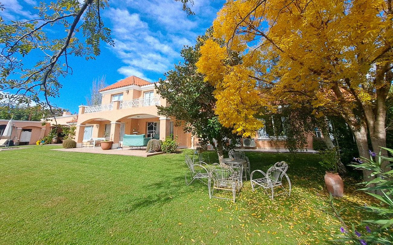 Amplio jardín de la residencia Pewen con espacios para descansar