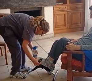 Profesional asistiendo a una persona mayor en su cuidado diario
