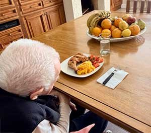 Persona mayor durante una comida en la residencia